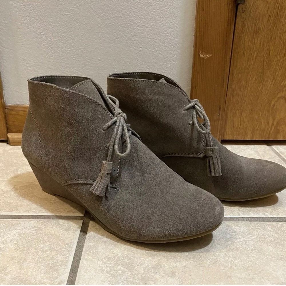 Crown Vintage Spark Suede Wedge Boots Size 7.5 Lace-Up Ankle Booties Women’s